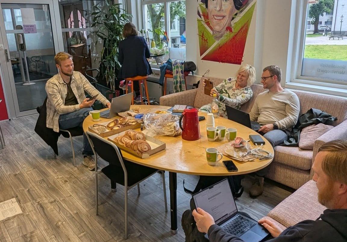 åpent kontor med boller.jpg
