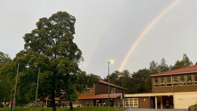 Regnbue over Lyshovden barnehage.jpg